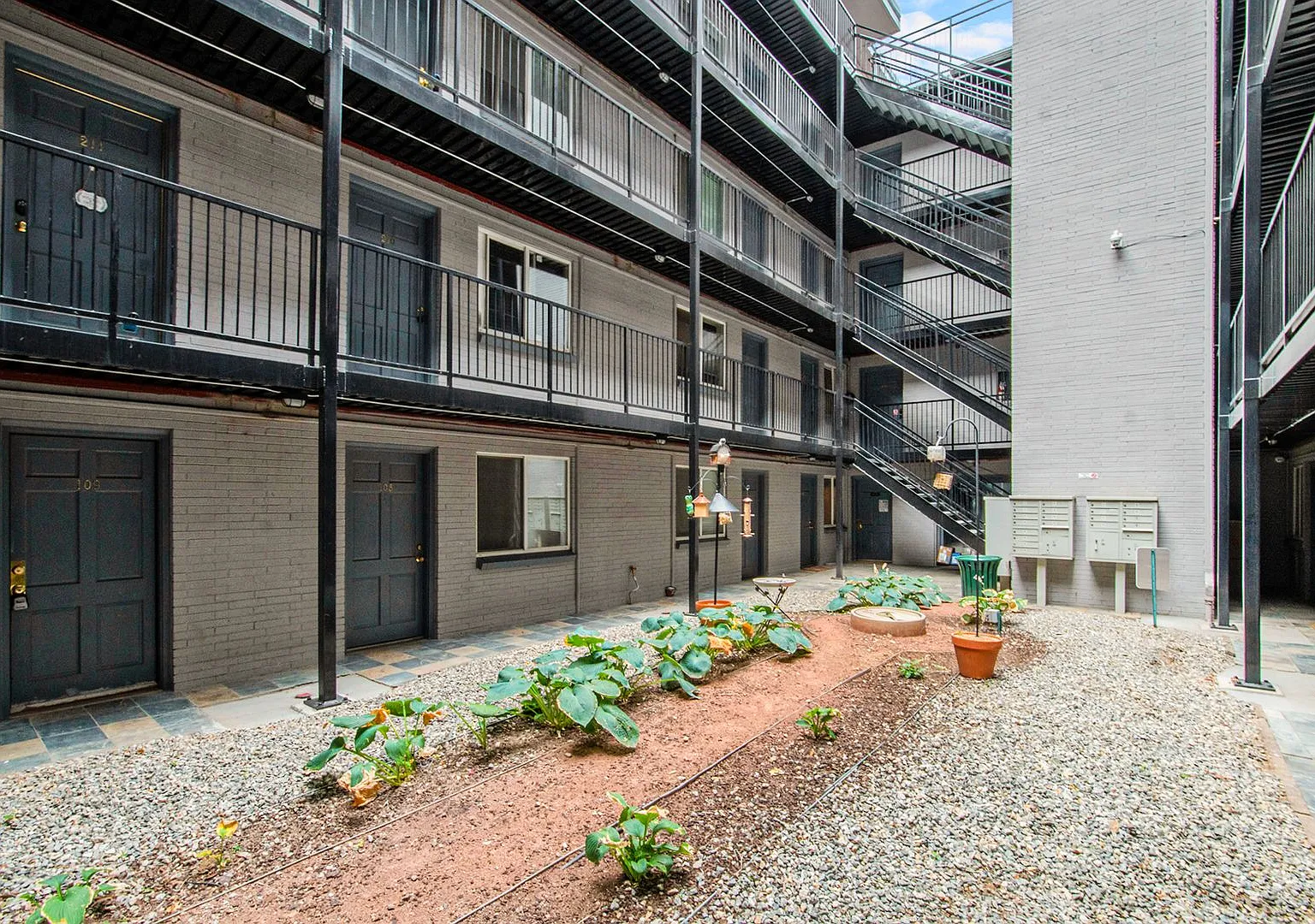 Beautiful 1 Bed, 1 Bath Condo on Speer- Cherry Creek Area — Photo 1