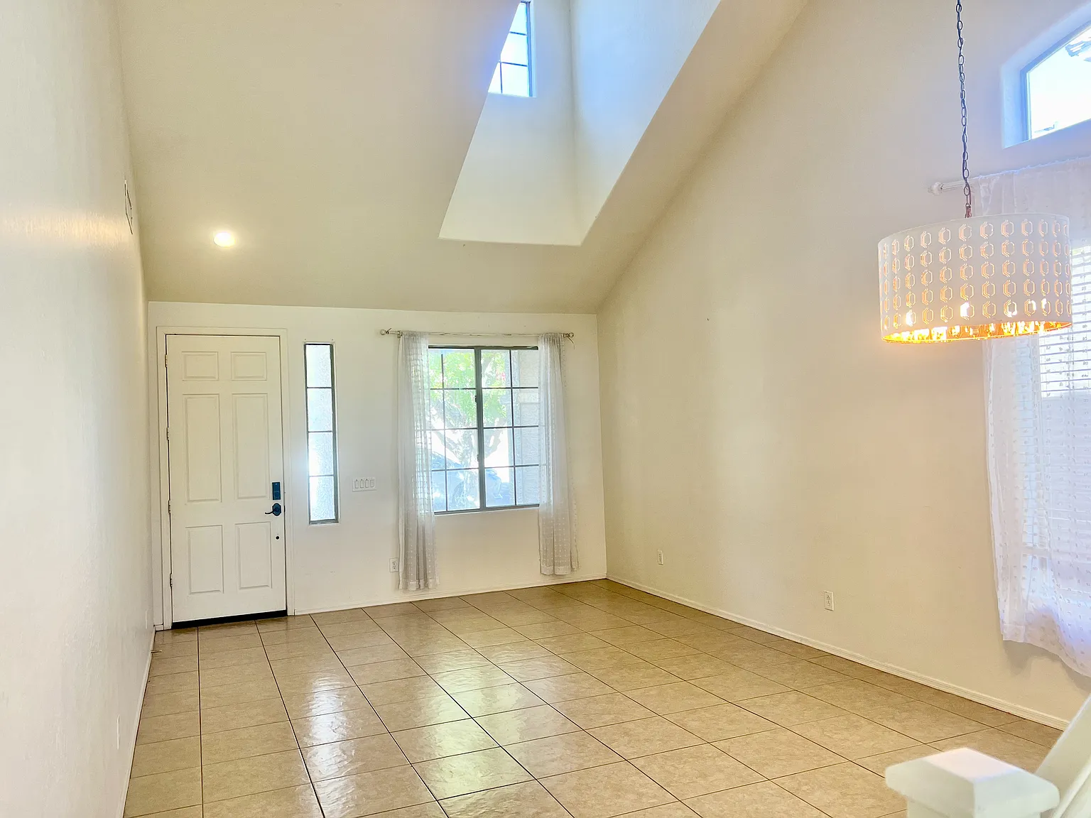 1459 E Chestnut Ln — Photo 4