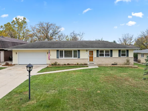 133 Sunset Dr, Carpentersville, IL 60110