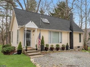 3 Redmens Dr, Oak Ridge, NJ 07438