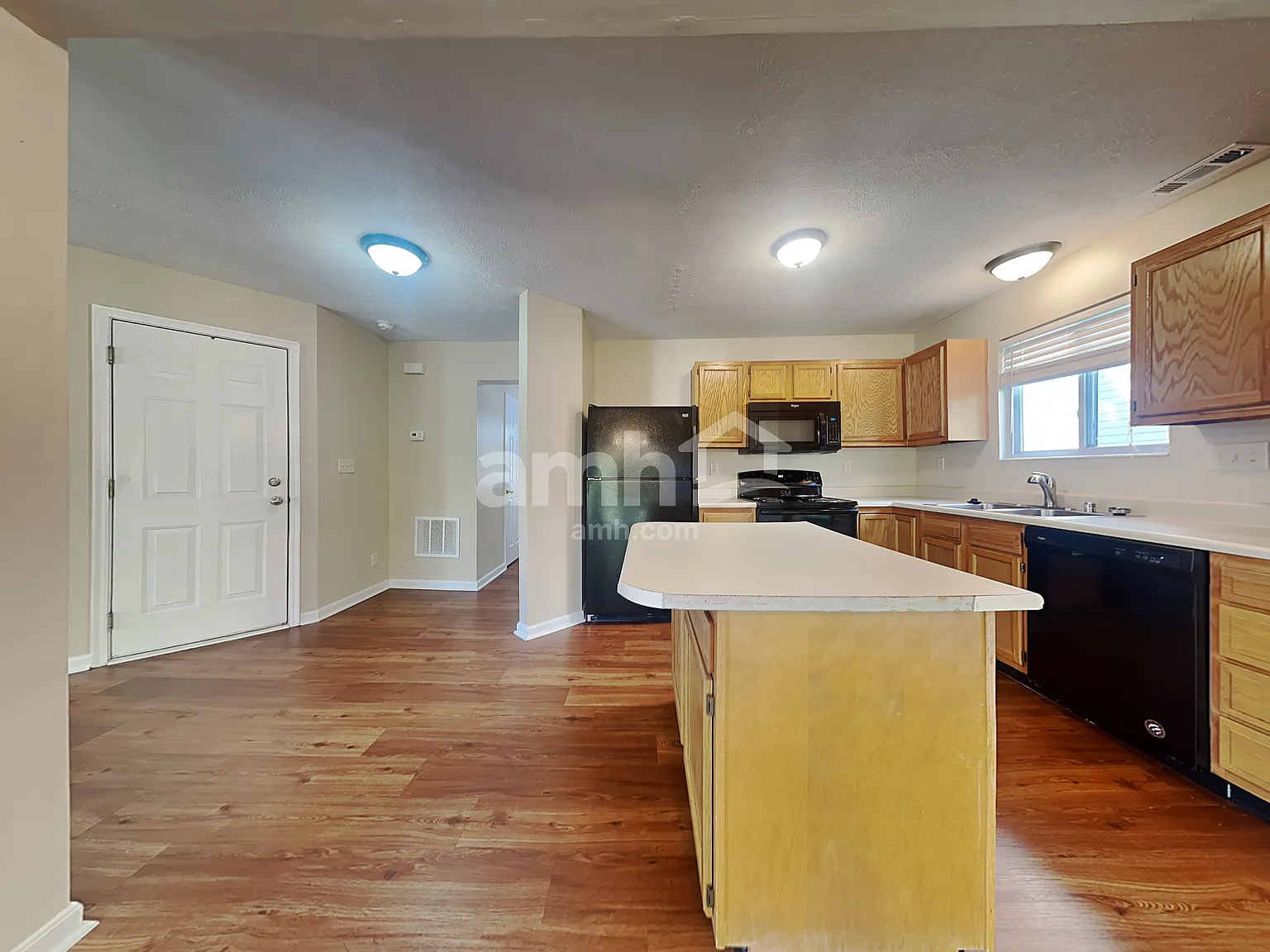 3 bed, 2.5 bath, 1437 sqft, $2,140 — Photo 3