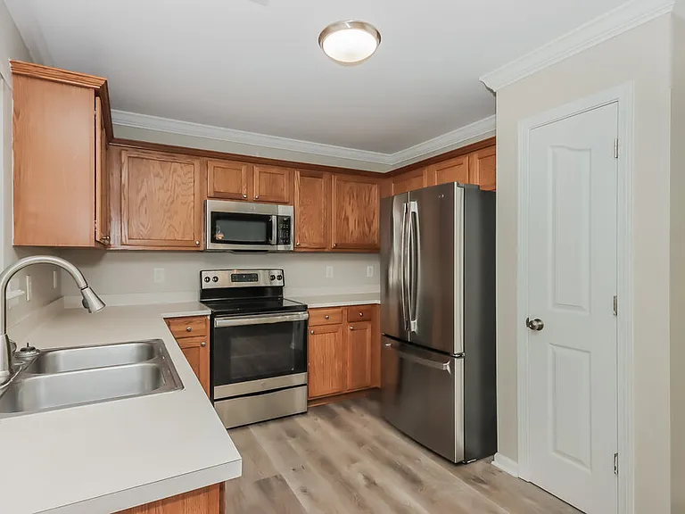 142 Hampshire Dr — Photo 7