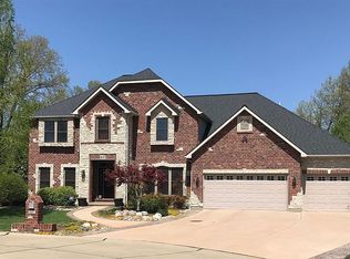 807 Ringer Ct, Saint Louis, MO 63129