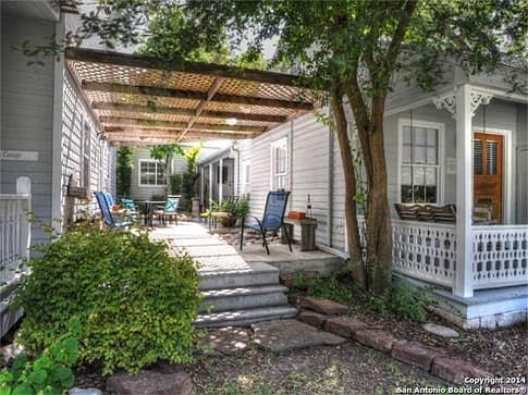 3rd image of 424 Comal Ave