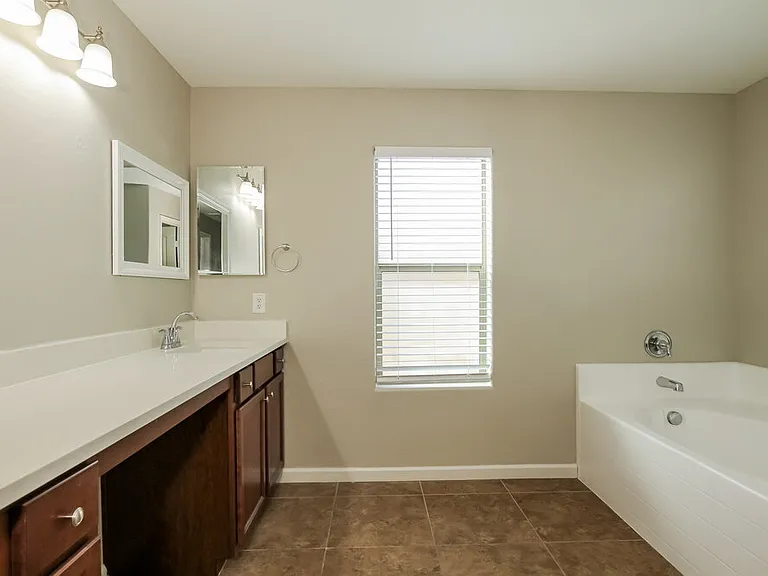 12121 W Avenida Del Rey — Photo 11