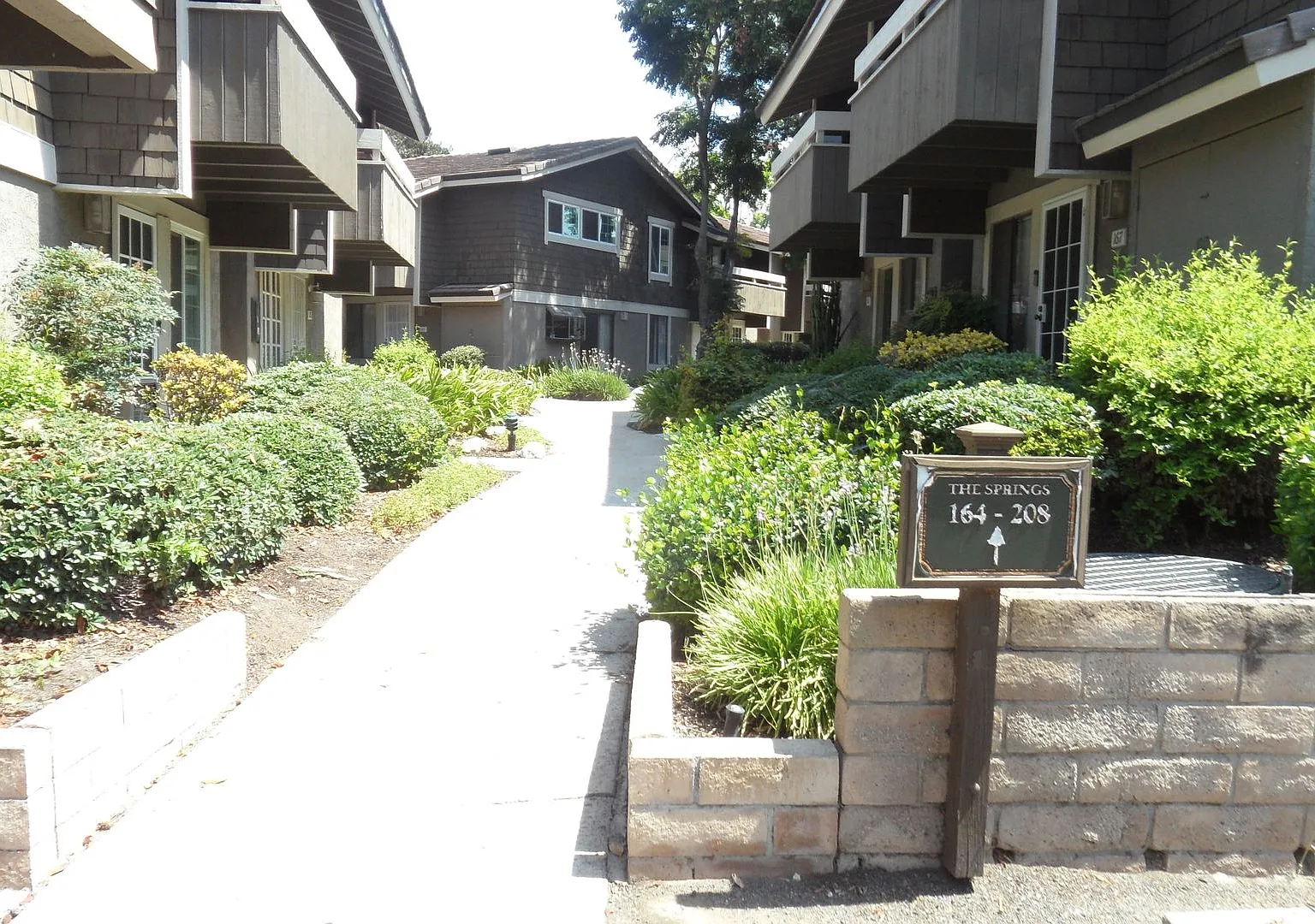 Bright Second Story Studio 1 Bath 1 Parking Carport with on site EV charging Station — Photo 3