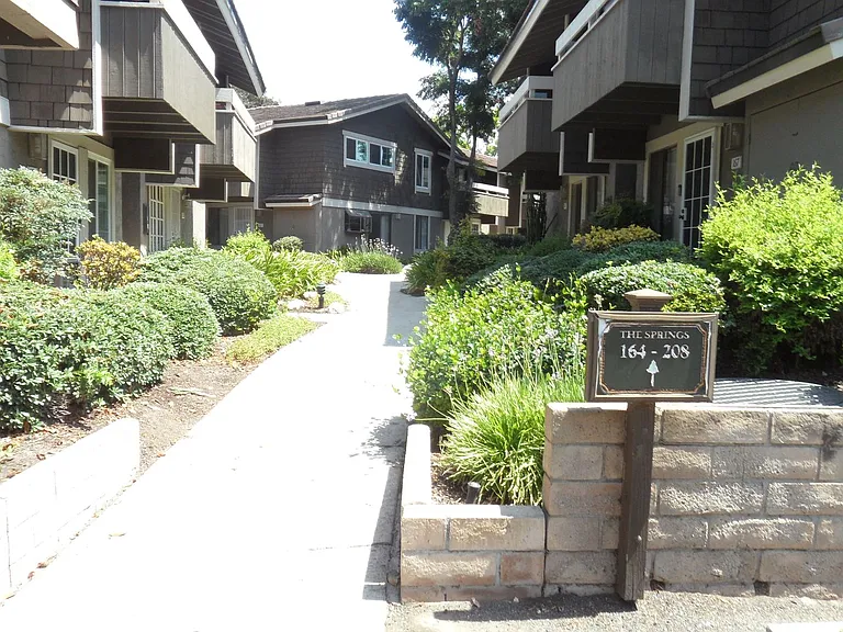 172 Streamwood — Photo 2