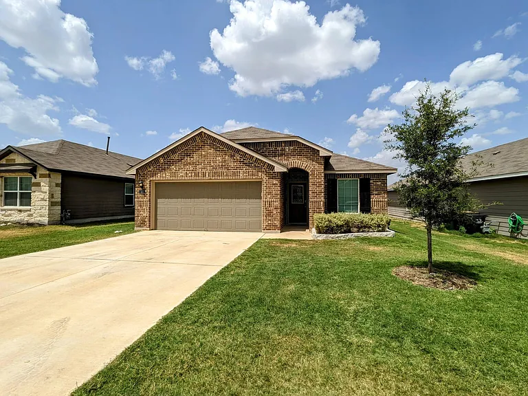 121 Dylan Dr — Photo 2