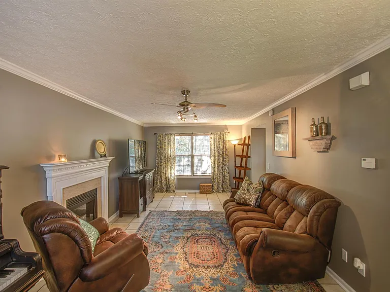 1036 Tonyawood Dr — Photo 2