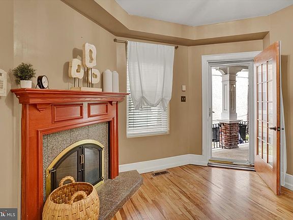 5th image of 127 W Washington Ln