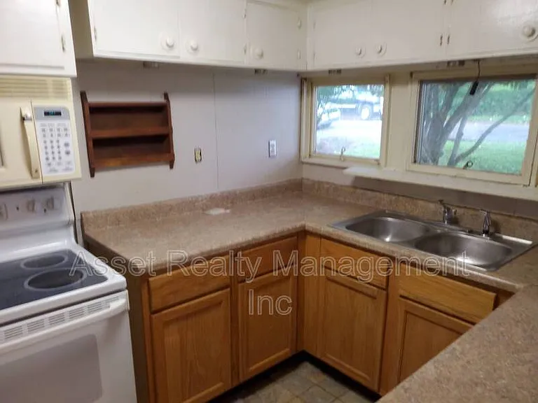126 Wellington Cir — Photo 3