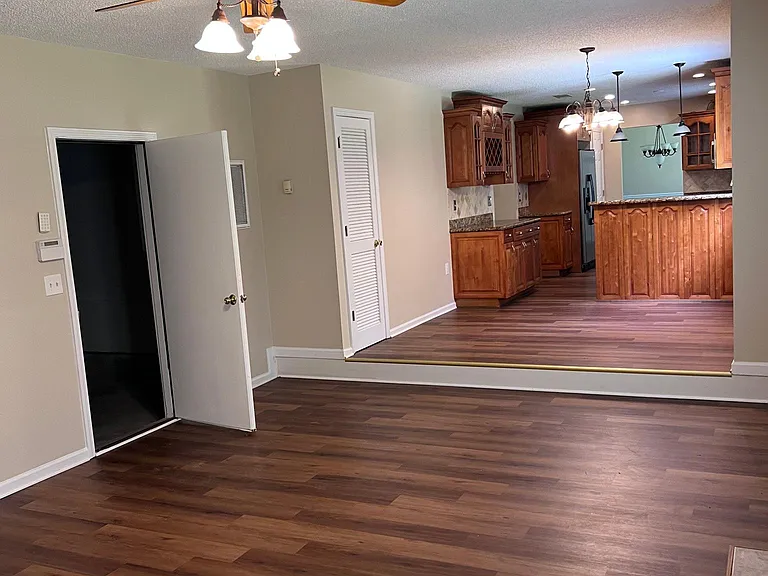 1560 Rogers Crossing Dr — Photo 3