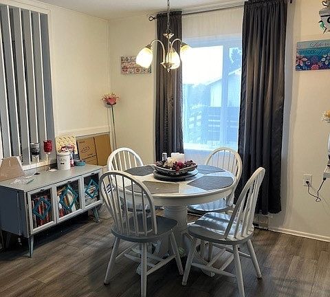 Nice dining area with plenty of light.>
