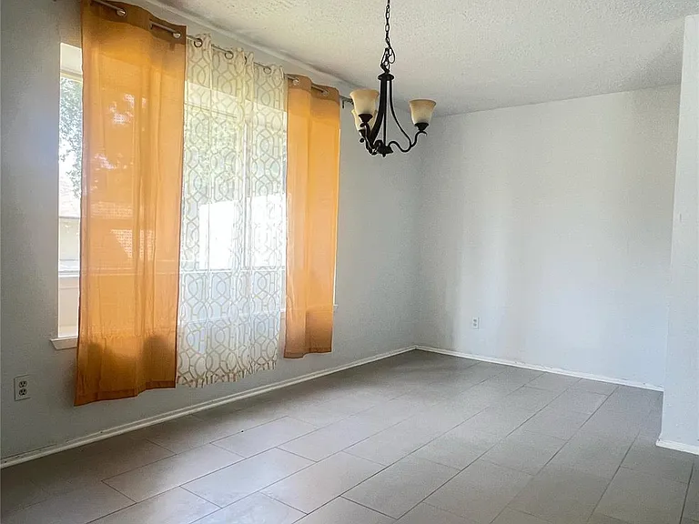 2134 Collingsfield Dr — Photo 5