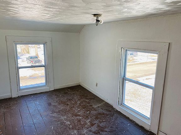 5th image of 307 Covington St