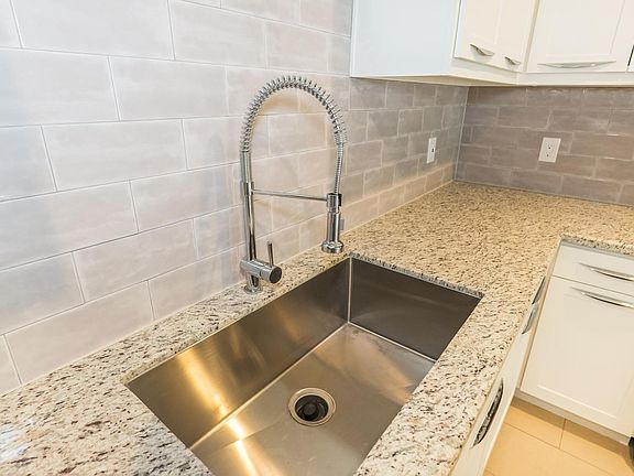 5th image of 1301 Diez St #D