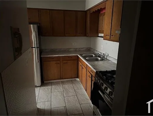 2 bed, 1000 sqft, $1,350 — Photo 2