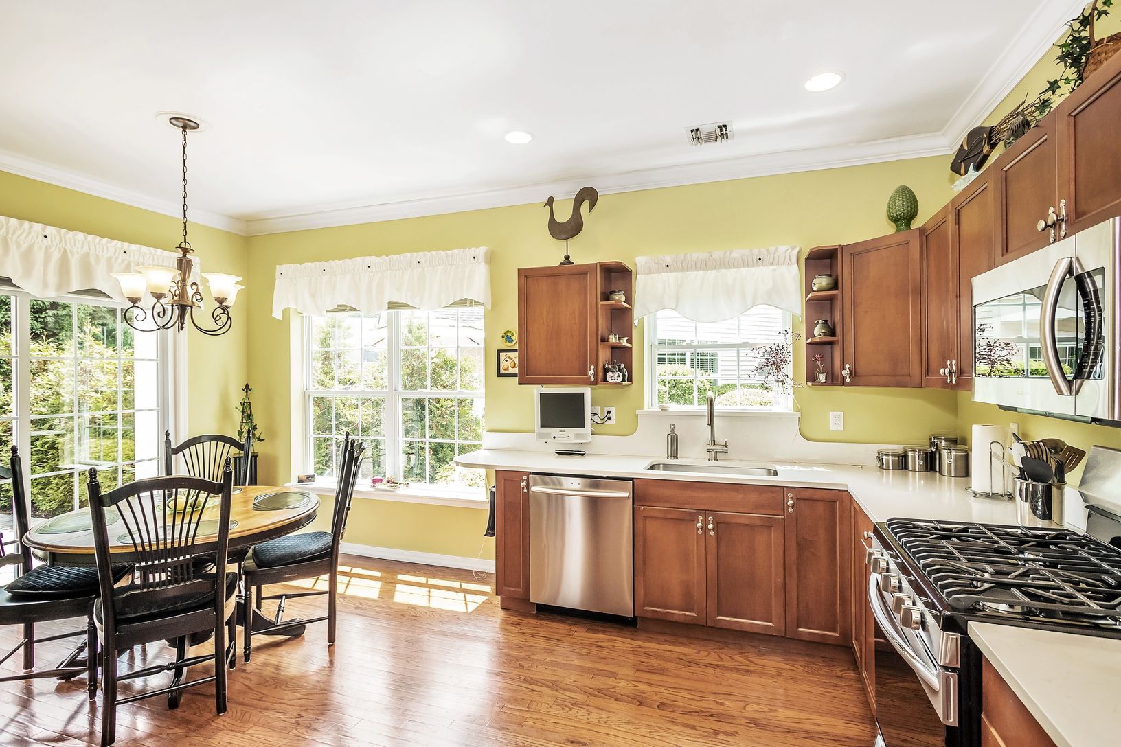 Bright and Cheery Eat-In-Kitchen