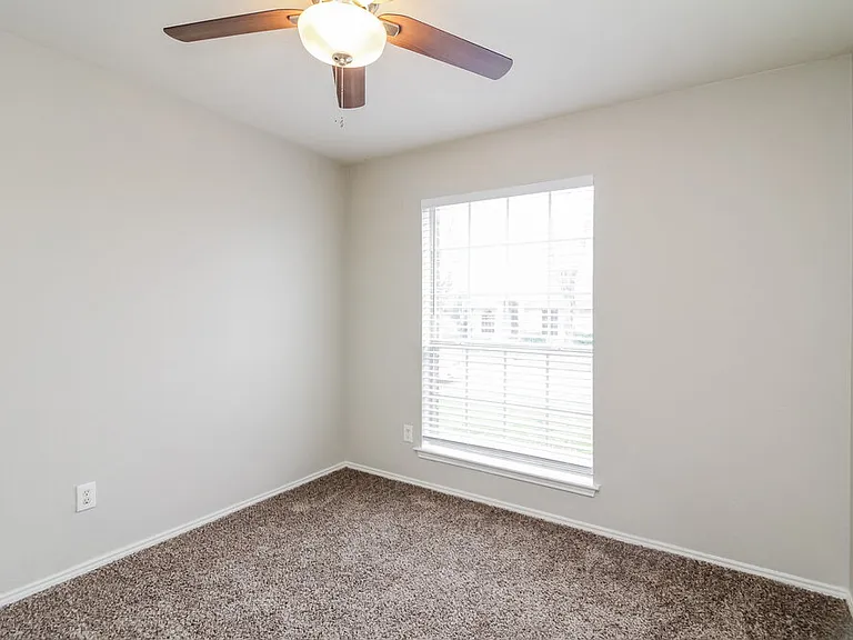 2841 Saint Croix Ave — Photo 9
