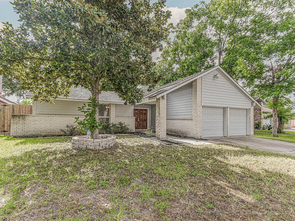 8806 Lakeside Forest Dr
