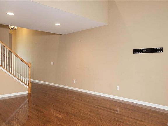 4th image of 925 Maryvale Dr