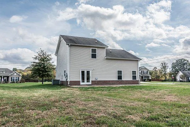 3 bed, 2.5 bath, 1760 sqft, $2,025 — Photo 2