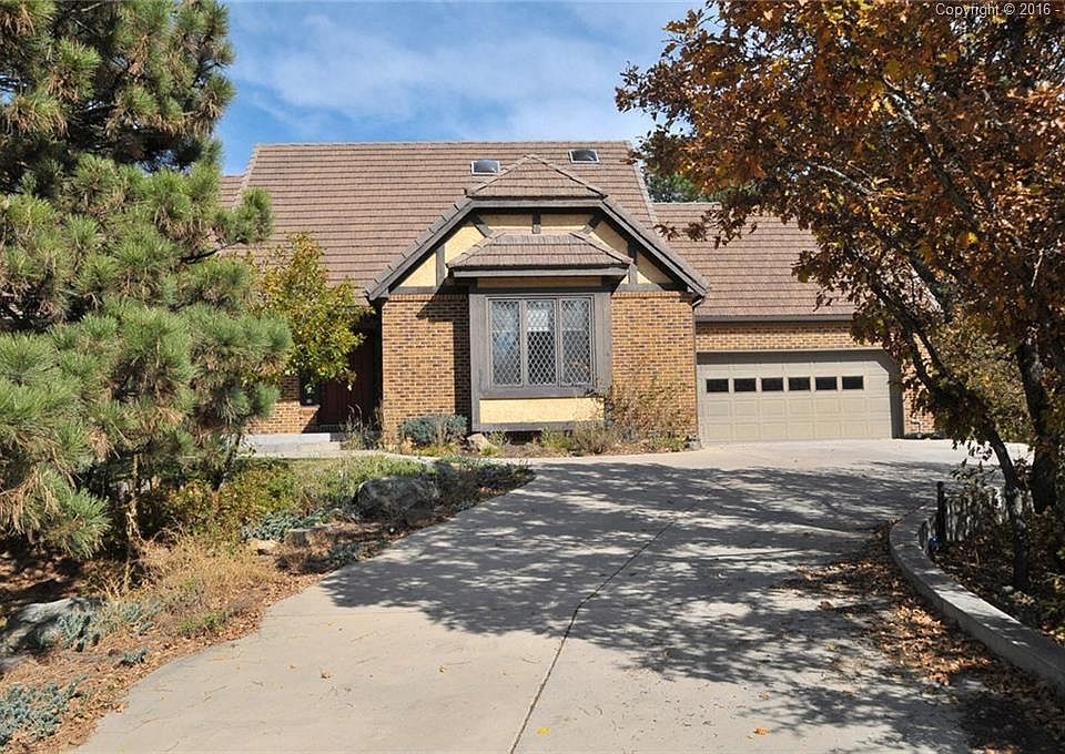 FRONT VIEW OF THE HOME