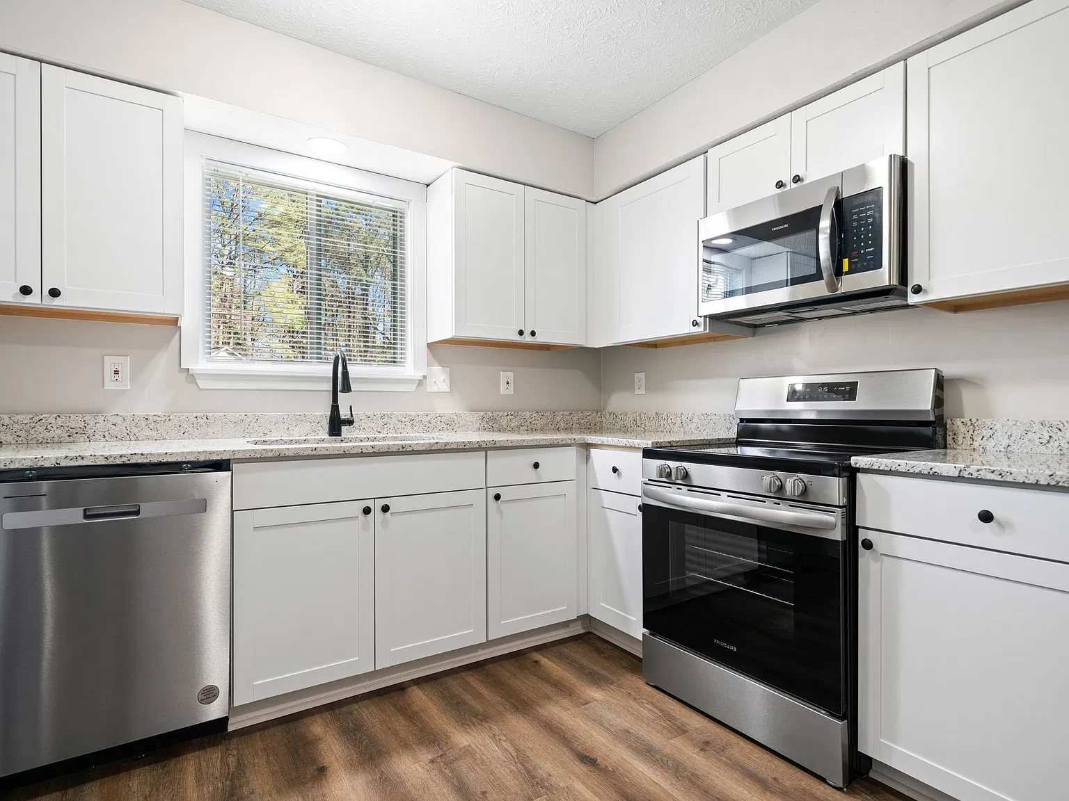 3 bed, 1099 sqft, $1,950 — Photo 3