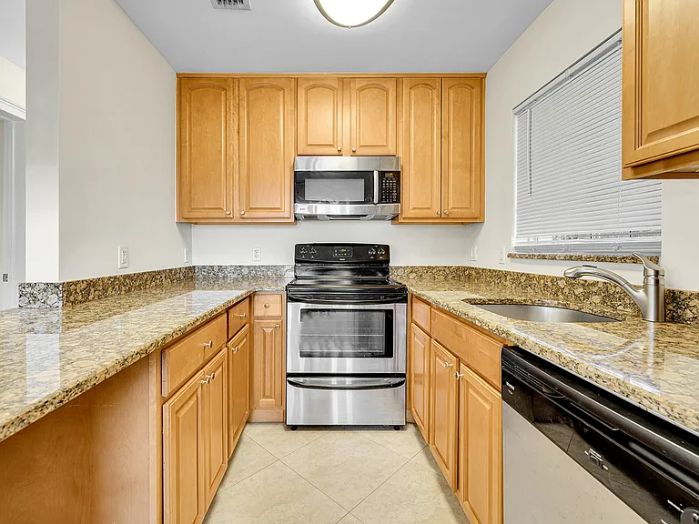 410 SW 15th St #202 — Photo 7