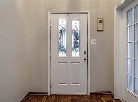 4th image of 401 E Hidden Cove Ct