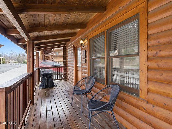 4th image of 423 Big Bear Way