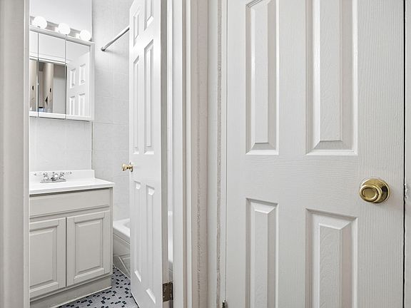 5th image of 624 E 11th St APT 4C