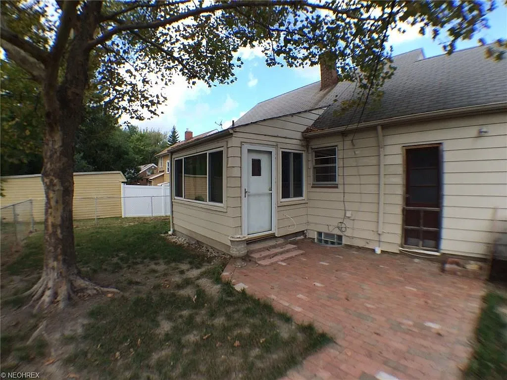 South Euclid 3 BR Cape Cod — Photo 2