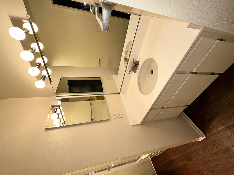 Versailles on the Lake Apartments — Photo 87