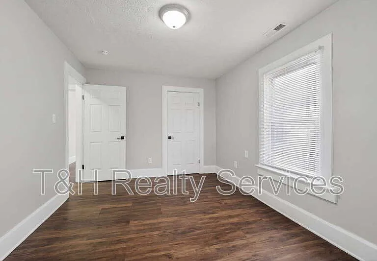 926 W 32nd St — Photo 21
