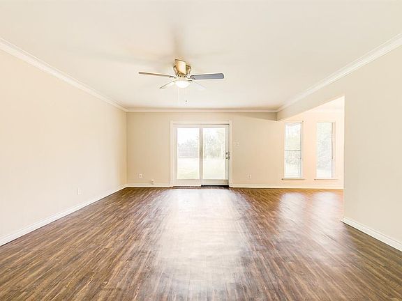 4th image of 929 Willow Cir S