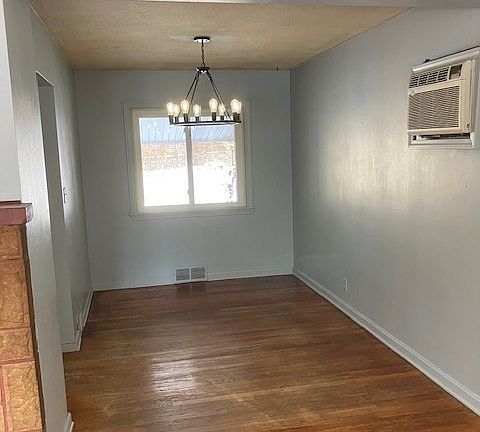 4th image of 207 E School St