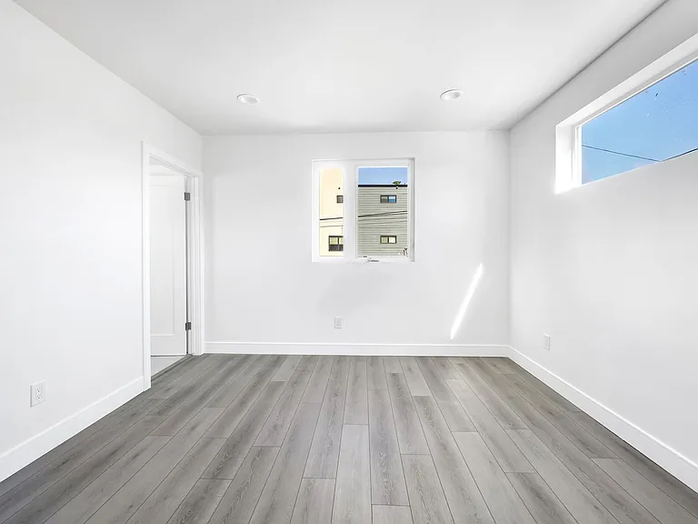 1150 W 38th St — Photo 99