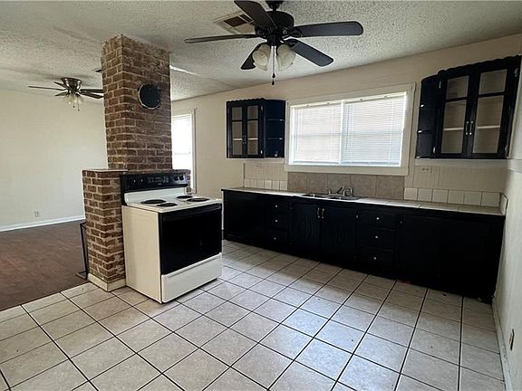 3rd image of 524 Urbandale St