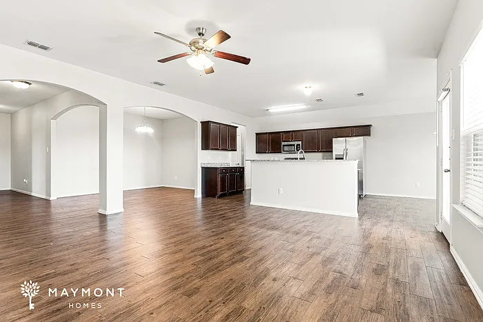 3 bed, 2.0 bath, 1984 sqft, $2,345 — Photo 4