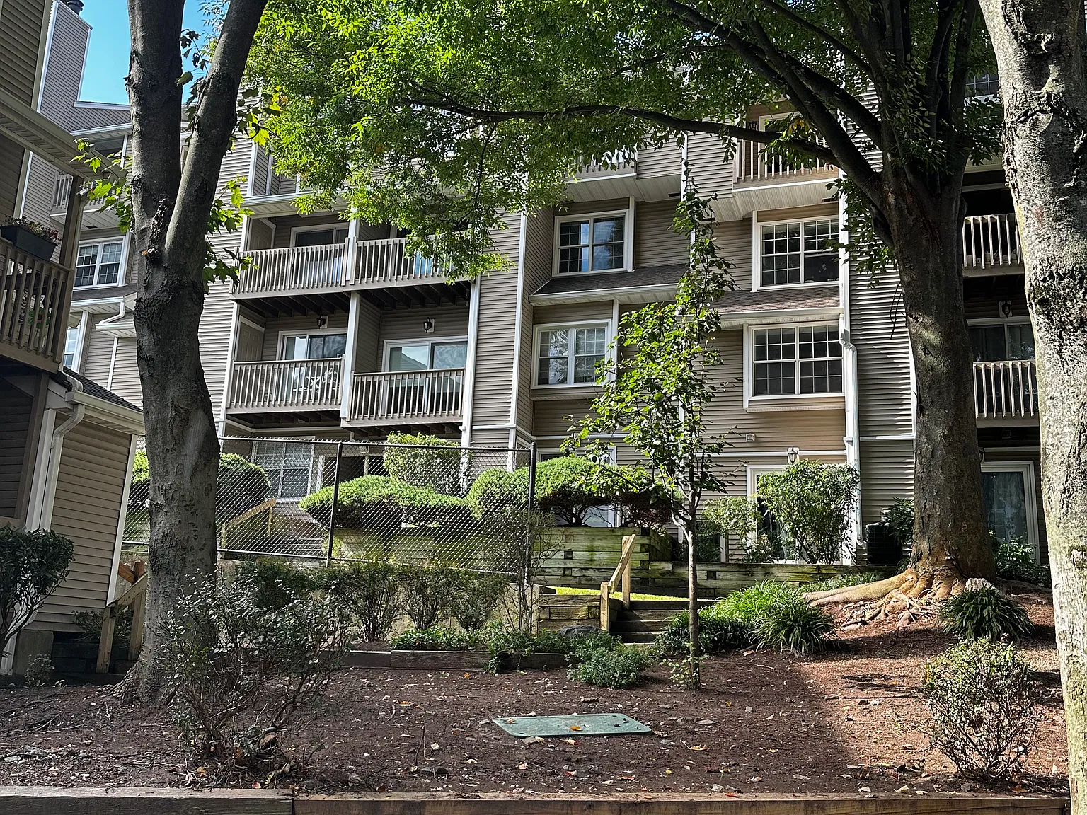 3 bed, 2.5 bath, 1700 sqft, $4,350 — Photo 4