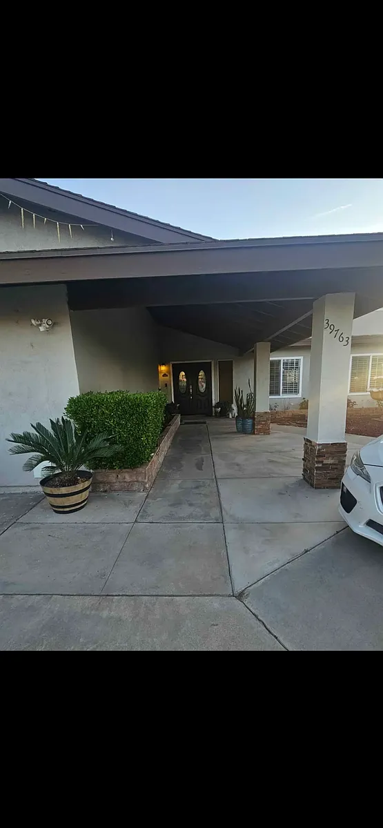 Building Photo - 39763 Country Club Dr