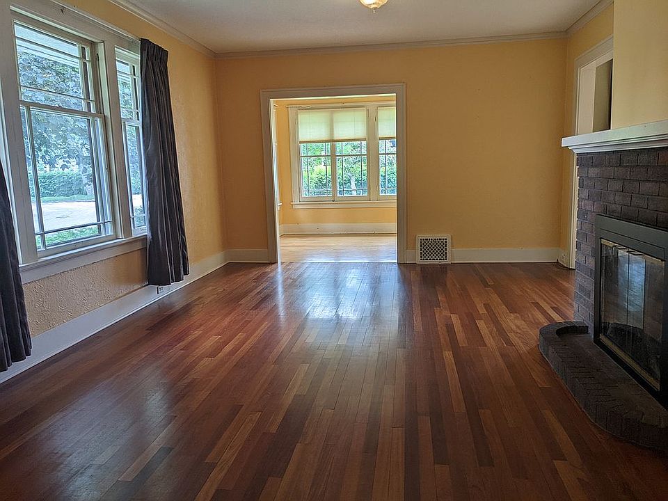 Living room/ Sunroom