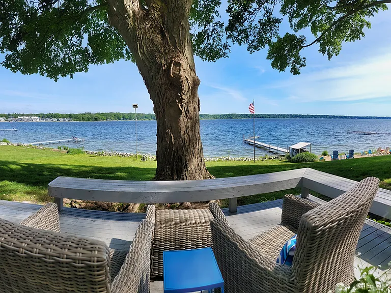 4 cushioned lakeside chairs swivel and rock