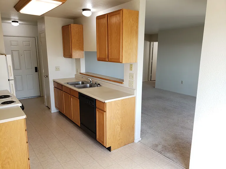 Sunset Vista Apartments — Photo 46