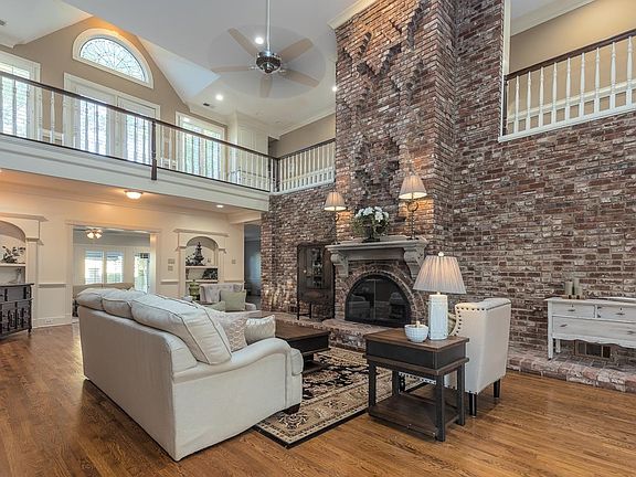 4th image of 3315 Clubhill Dr