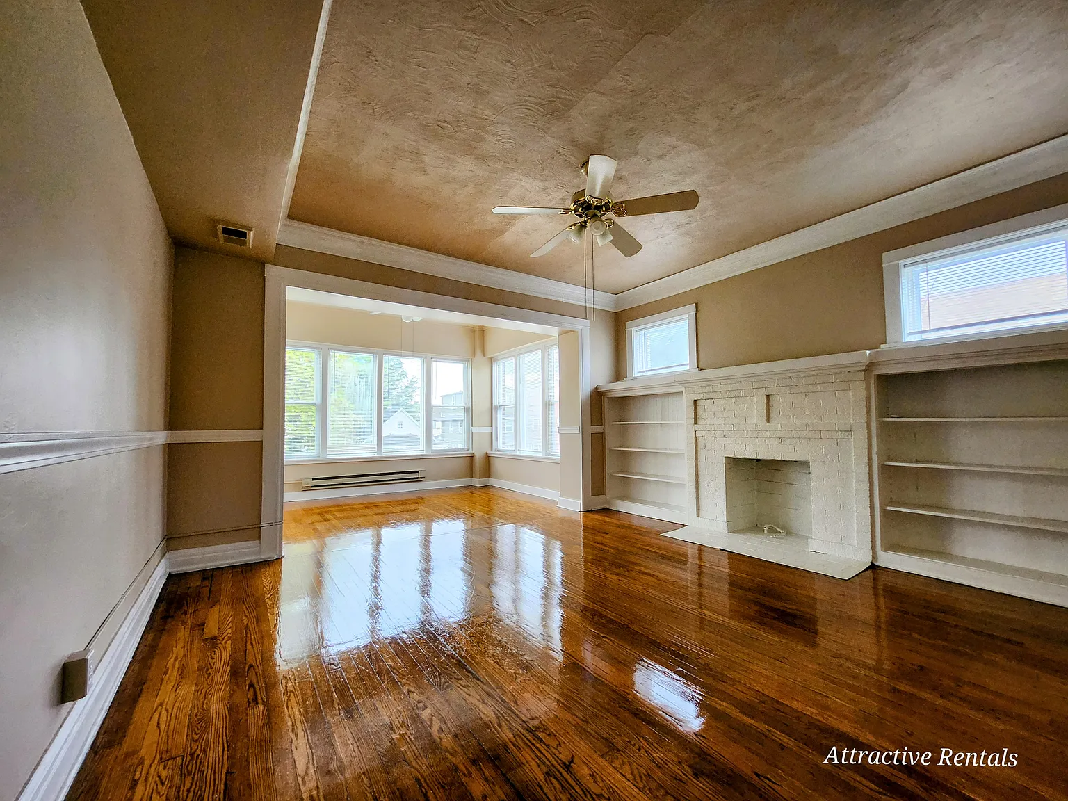 5810 W Erie St — Photo 1