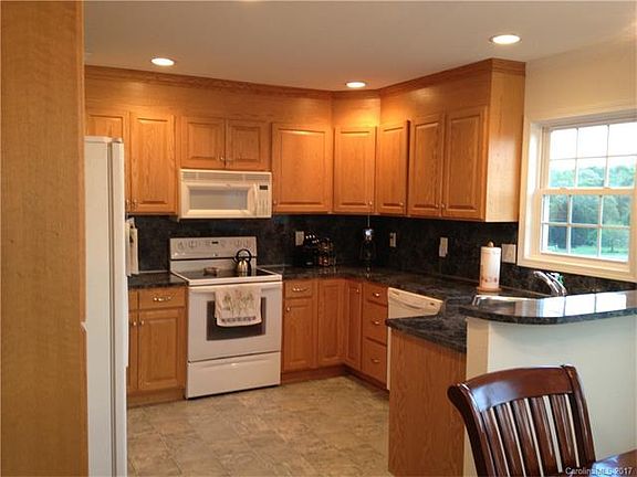 4th image of 109 Alexander Knoll Dr
