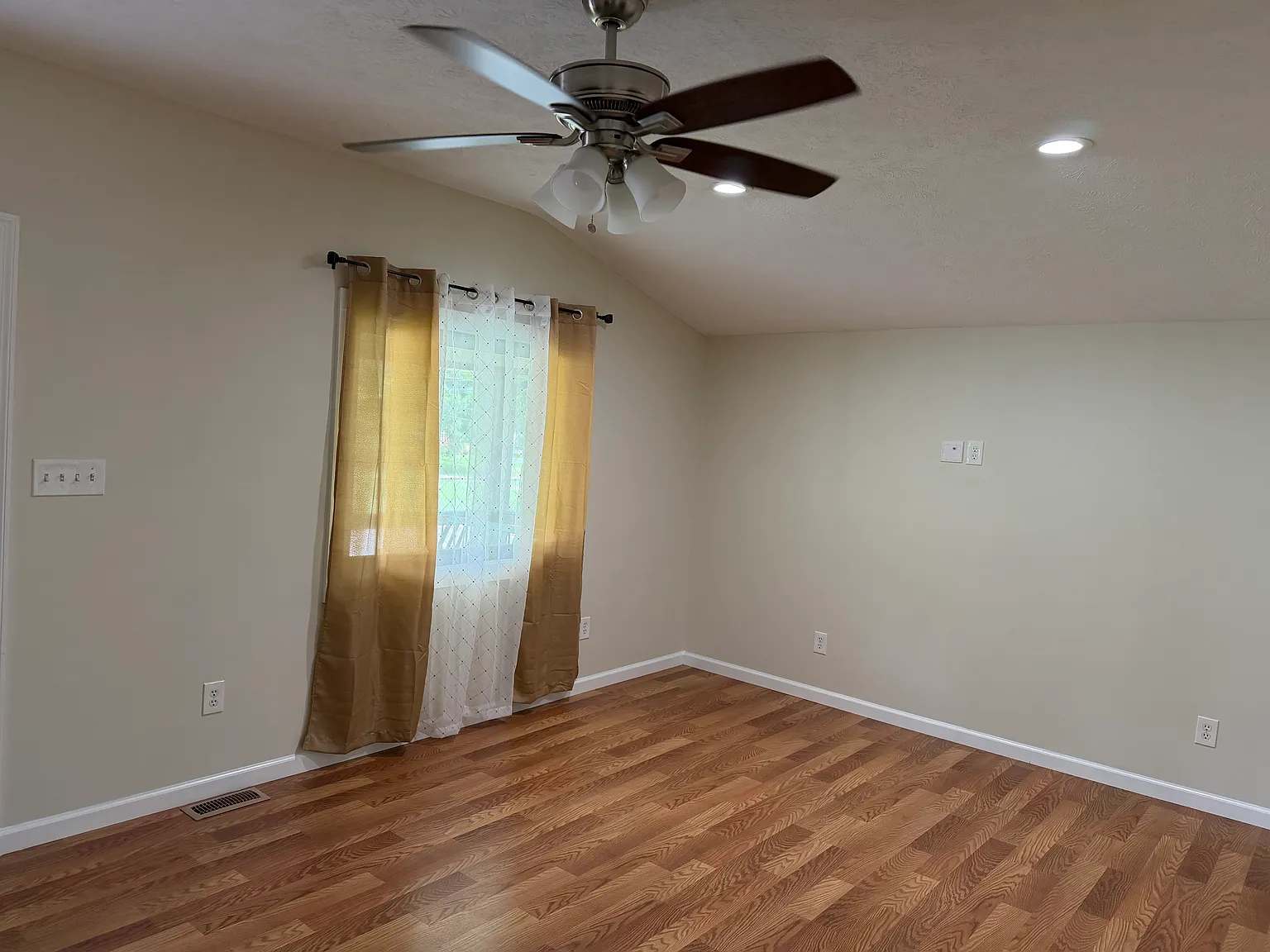 2 bed, 950 sqft, $1,400 — Photo 2