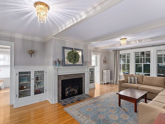 5th image of 618 Washington St